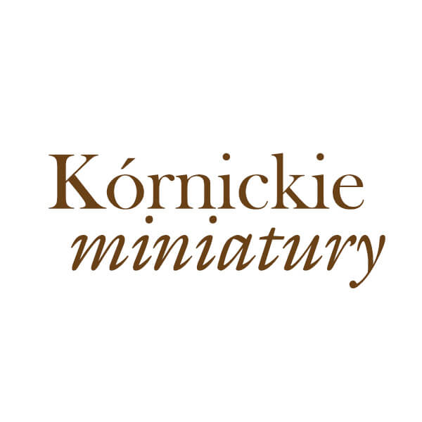 Logo miniaturki mosiężne na płycie rynku